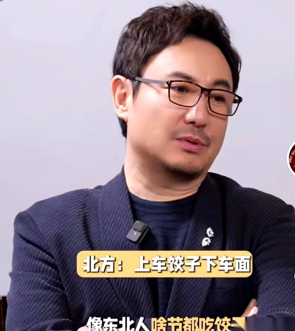 沈腾和蒋奇明的一段闲聊，直接把南北方的“碳水结界”给掀开了。
沈腾靠在椅子上，手一比划：“像东北人，啥节都吃饺子。来人了包饺子，送人也包饺子。”
蒋奇明听完直摇头，老老实实回了一句：“我们广西那儿，接人送人在饮食上完全没讲究，上车就只说再见。”
沈腾一挑眉，直接把梗甩了过去：“咋地？你们那儿不上车啊
