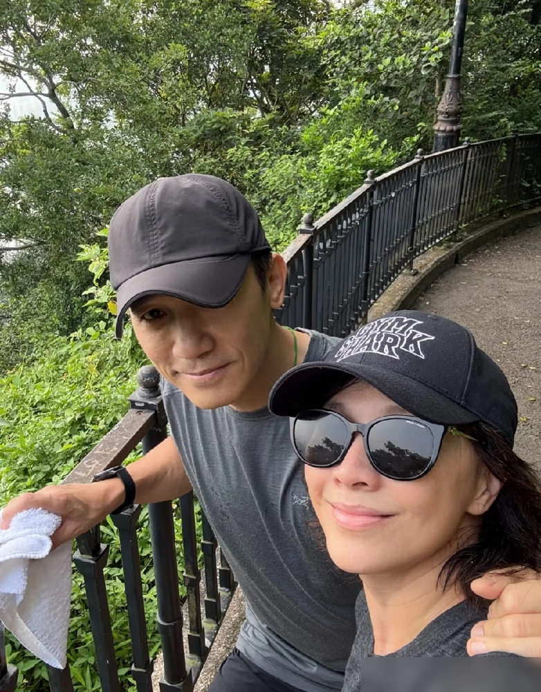 身家几十亿的影帝影后，清晨七点全在太平山自虐！
刘嘉玲带梁朝伟晨跑完直接素颜开车回家，这姐们雷打不动跑了整整30年。更狠的是周润发，当年查出血糖高，硬在山里狂跑11年，早晨七点雷打不动干八到十公里，跑友甚至摸出了发哥出没地图。
不吃天价补剂，不卷配速，发哥拽着刘嘉玲、郑则仕大步慢跑，硬把太平山跑