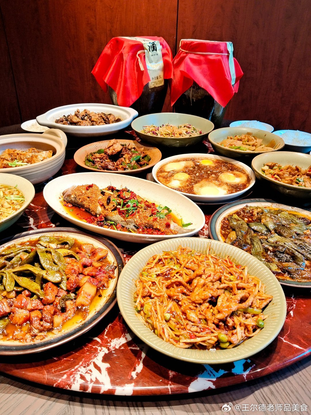 松发小馆江北新店开席，实打实的老百姓国民食堂来了江北的老饕们再也不用跨区跑！扎根烟火里的松发小馆终于把新店开到了江北，进门就是热热闹闹的市井气。明档厨房吃着放心。店里的每道菜都是老熟客反复刷的硬招牌，道道顺口、道道下饭，价格还特别亲民，完全就是专为普通人开的暖心国民食堂：• 百年烧肉：守着老方子慢炖出的招牌硬菜，入口肥而不腻、瘦而不柴，一口就吃出传了多年的老味道。• 蒜香鲈鱼：嫩鱼肉吸足了蒜香鲜气，鱼肉洁白细嫩又鲜美，平时不太爱吃鱼，但今天吃了好多。•乡村肉饼卧蛋：厚实的肉饼上铺着卧蛋，一口下去是实实在在的乡土家常香，扎实又满足。• 招牌熏鸡：店里公认的顶流招牌，整鸡熏得皮香肉嫩，撕开鸡腿的时候连肉缝里都浸着熏香，上手撕着吃根本停不下嘴。• 下饭辣毛肚：脆爽毛肚满口鲜辣，麻辣劲刚好够唤醒味蕾，配着白饭连扒两碗都不够，是妥妥的米饭杀手。没有花里胡哨的摆盘，没有虚高的定价，松发小馆靠的就是每一道出锅都带着热气的实在味道，想吃口放心又下饭的家常硬菜，来这儿准没错。 哈尔滨·松发小馆(世博路店)