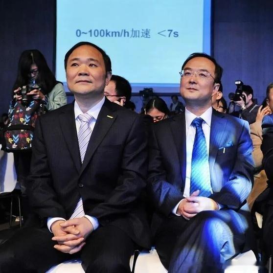 《李书福把公司交给“外人”，却给浙商上了一堂传承课》8月17日，李书福辞任吉利汽车董事会主席及执行董事，获任终身荣誉主席。如李书福这般，“交棒”给职业经理人，又是一番怎样的权衡和考量？ ​