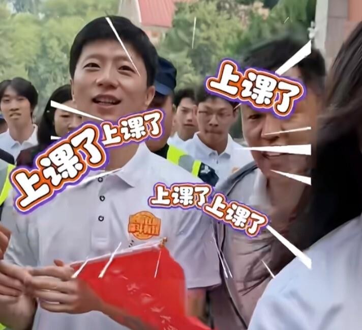 马龙居然以博士新生身份站在了北体大开学典礼的台上！赛场上拿遍金牌的龙队，穿着印有校名的白色上衣一露面，全场直接炸了。作为2026级博士新生代表发言，他激动得藏不住，结束后还跟师生击掌合影，一点架子没有。说真的，顶尖运动员退役后读书不稀奇，但马龙选的是体育教育最高学府，硕士就在北体大读的，这次读博是实