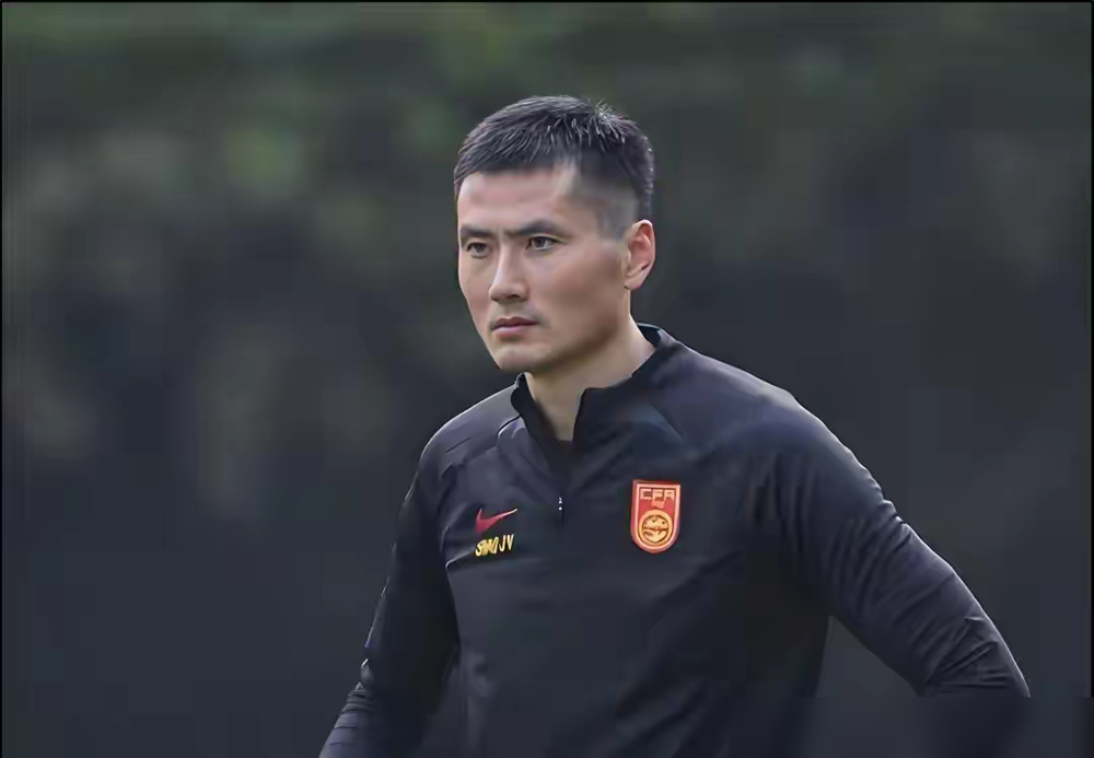 韦世豪刚被停赛3场罚款3万，国家队反手就把他请进去了。
9月6号刚冲着看台搞事情，终场哨都吹了还能惹出冲突。中足联罚单拍下来：停赛3场，罚3万。结果呢？9月8号国足30人大名单一出，韦世豪三个字照样挂在上面。
联赛里被停赛的人，转头穿上国足战袍。罚归罚，请归请，两套规矩各玩各的。有人拍桌子骂：品