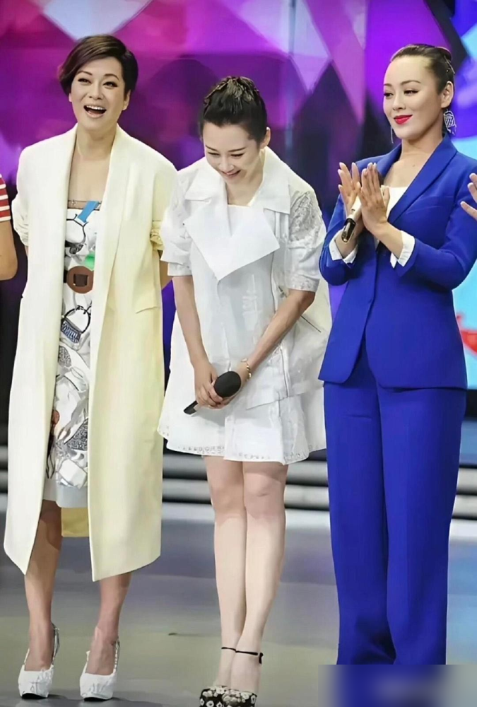 饭局上许晴要钥匙，轻声喊了两遍大姐。毛阿敏侧着头跟宁静陈意涵聊得正欢，没应。
不是没听见，是不接。
许晴又通过井柏然递话，才拿到那把钥匙。整顿饭她坐在边上，插不上嘴，也没人看她。中途离席，一个人哭。
她之前是真把毛阿敏当自己人。同住，交心，一口一个宝贝。结果到了关键场合，对方转身跟大部队热络，