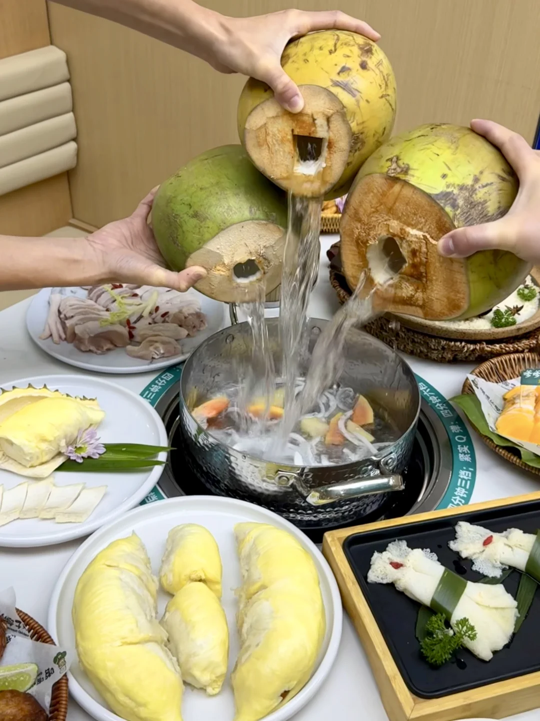 万宁吃到了！极品榴莲椰子鸡！好吃哭了！