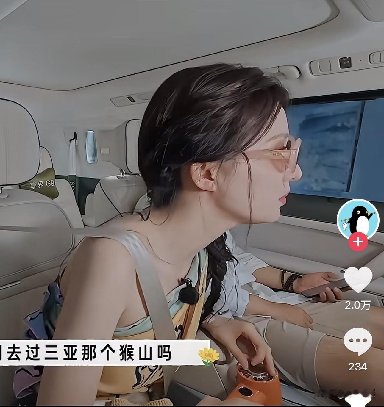 车里，王楚然问沈腾：“你去过三亚的猴山吗？”沈腾说：“去过啊。”王楚然想到了什么，继续问：“那个猴子会抢你东西吗？之前把我一个包抢走了。”


沈腾慢悠悠接了一句：“是吗？到现在没还你？”

一句话直接把王楚然问愣了，她笑着如实回答，包直接被拿走了。沈腾紧跟着追问包里有没有贵重物品，王楚然摇摇头说没