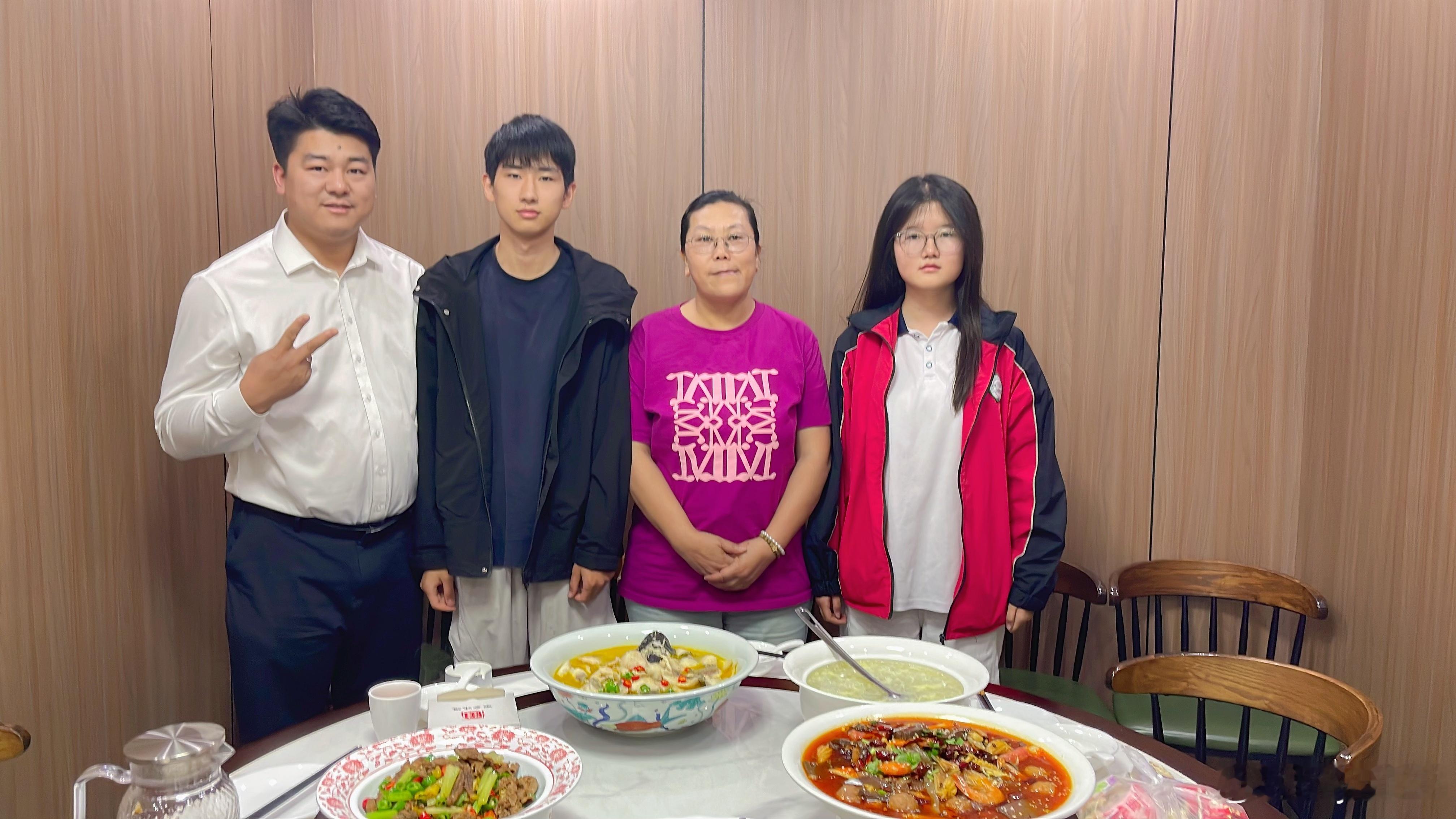 从2026年开始，俺们漯河《今夜情怀》爱心团队长期资助的帮扶对象开始陆续参加高考了，今年是康梦茹，明年是赵睿和王一翰。
        国庆长假的最后一天，爱心队员赵金峰邀请团队的帮扶对象对象赵睿和一翰一起出来聚餐，然后俺们一起带着两个孩子去了青龙河文化生态园，让孩子们放松一下，问问孩子有啥 ​