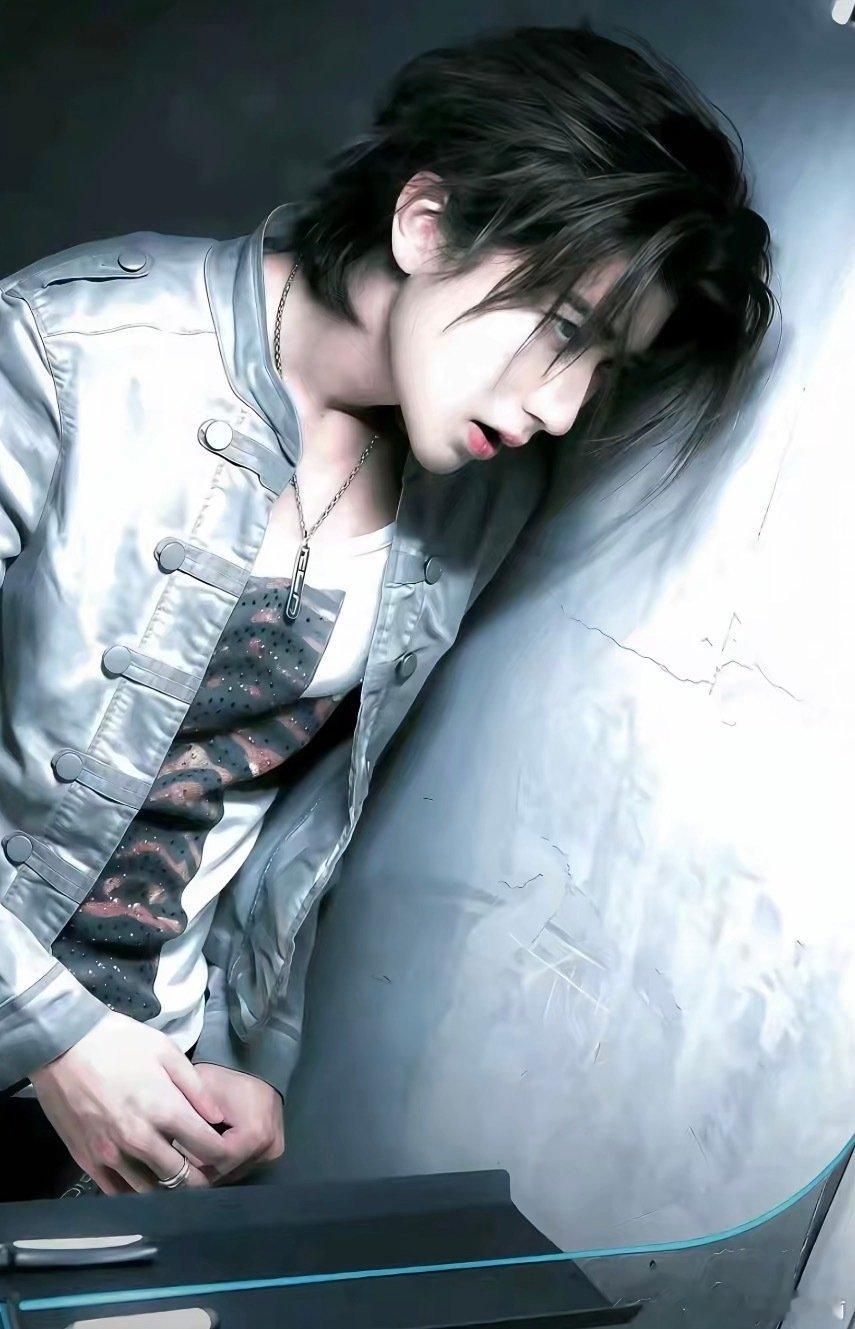 #蔡徐坤超话[超话]# 好喜欢这张阴湿男鬼来的吧 ​