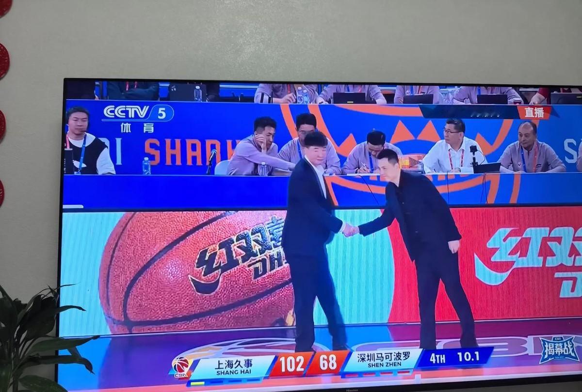 顾全站在场边，手里拿着战术板。四个月前，他还是这支球队的球员兼助理教练。8月4日，深圳男篮官宣换帅，郑永刚因个人身体原因不再参与临场执教，顾全接任主教练。顾全在深圳打了14年球，是队史得分王。
上半场还能咬住，第二节末段崩了
第一节深圳19比16领先。第二节打到32平之后，上海打出一波13比0。半场