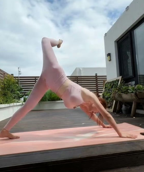 很擅长通过穿搭来展现自己的身材优势，无论是紧身连体包臀裙、瑜伽裤、改...