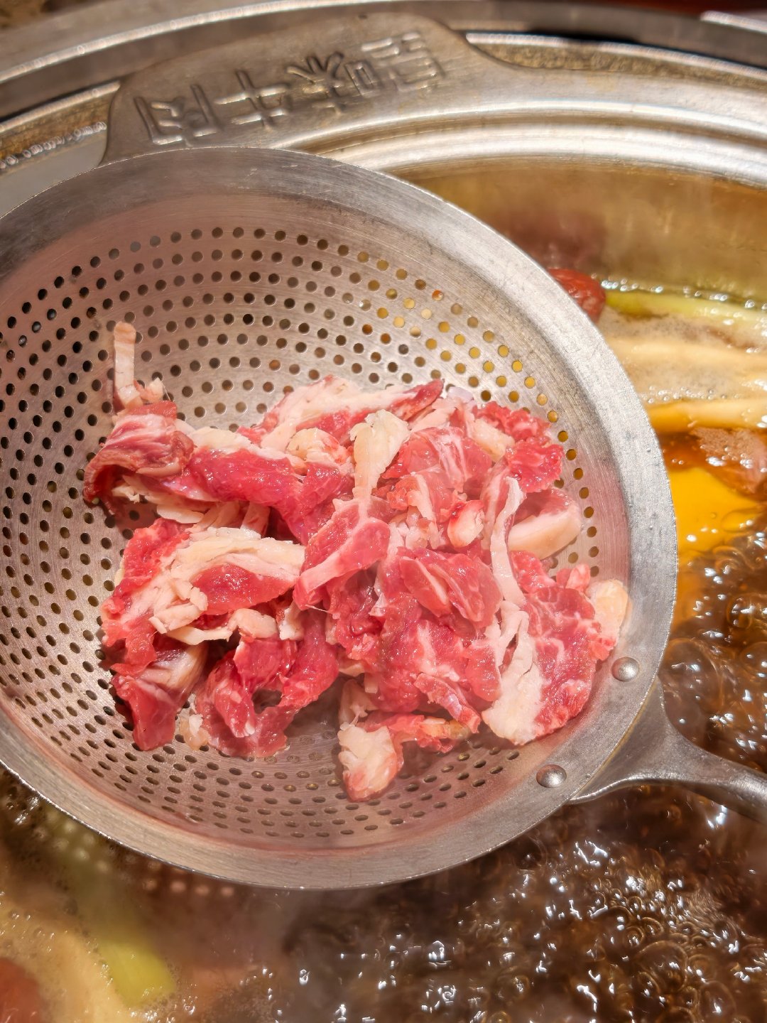 前天恰羊肉，今天恰牛肉，这个坨坨牛肉有点猛，在中餐馆用刀叉整可还行[流鼻血][流鼻血][流鼻血]戒酒了，看他们喝，我只喝茶[挖鼻]#军火库吃货日记##老法师的日常#  ​