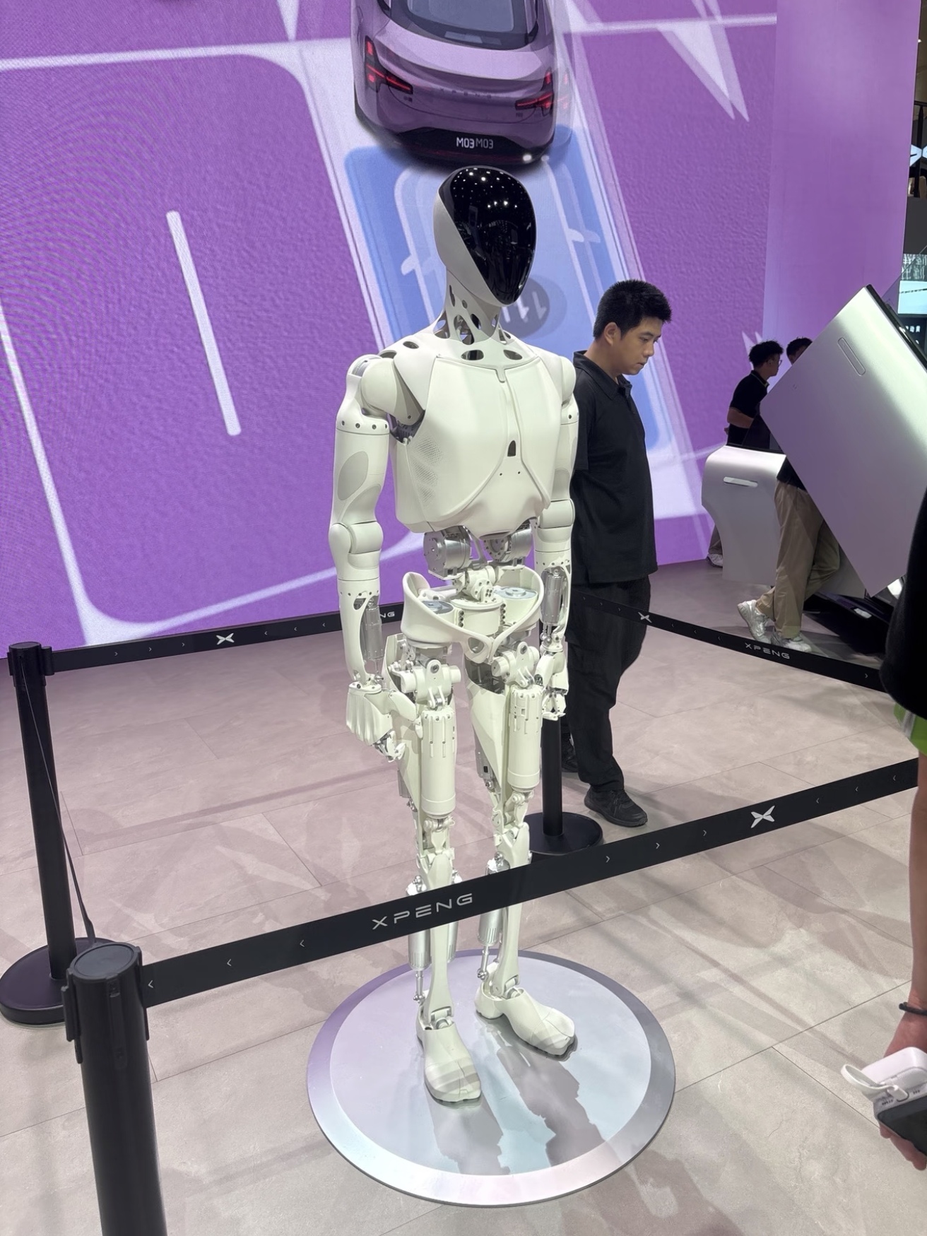 比亚迪把零下30℃的极寒测试舱搬到了展馆现场，车身挂满冰碴，实测从20%充到97%只需12分钟。曾经“电动车怕冷”的焦虑，被“5分钟充好、9分钟充饱”的从容彻底消解。捷达M6把豆包、DeepSeek、通义千问三大AI大模型同时装进一台15万级的家用车里，让老人和孩子都能用最自然的方式和车对话，“秒变