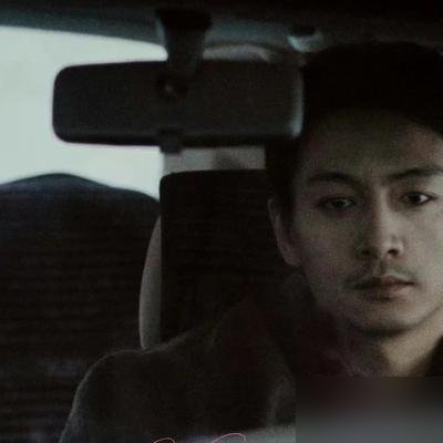 这一巴掌是真扇，扇完他说“没事接着拍”。
陈晓在青岛拍《海之上》，耳光戏不用替身，不借位。拍完脸是红的，人没动，只跟对手演员说了句，没事，接着拍。
为了《有一场雪》，他瘦到脸颊凹陷。演个建筑师，要那种碎了又拼起来的劲儿。片子刚入围釜山“Vision亚洲展望”，他写：离开很多年，他还是回来了。