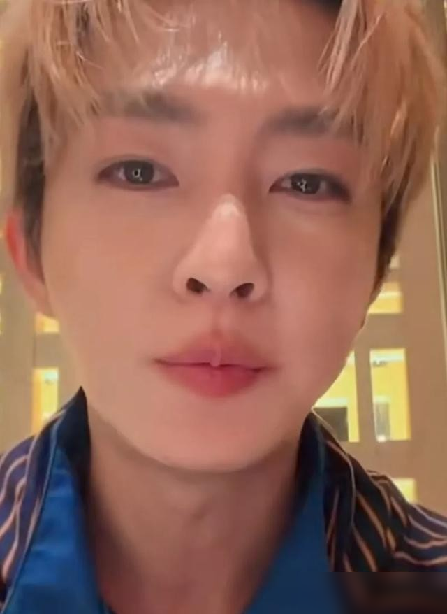 炎亚纶直播被问飞轮海合体，直接甩一句S.H.E能办我们就能办。
这话听着像玩笑，其实是把球踢给师姐了。但S.H.E那边啥情况？华研9月11日刚表态，25周年发文是例行安排，暂无合体演唱会计划。Hebe更早前还亲自辟谣，说没这回事。
一边是粉丝盼了8年，一边是版权刚在社交平台解禁，经典歌随便用了，