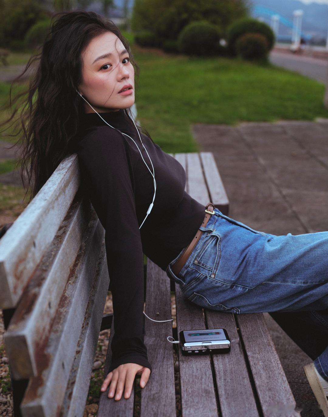 马思纯港风穿搭，黑打底配复古牛仔裤真有味道 ​