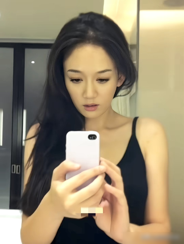 陈乔恩直接把素颜怼镜头上了，黑眼圈、眼袋、发际线全暴露，一点没藏。
她拍了个从素颜到全妆的全程视频，开头纯素颜那几秒，眉毛稀疏，闭口都看得见，眼下乌青一片，看着是真憔悴。但皮肤白，没皱纹，脸型线条也还撑着。
网友反而炸了，评论区清一色夸她敢。别的女明星发精修图都怕露馅，她直接把丑字写脸上。
结