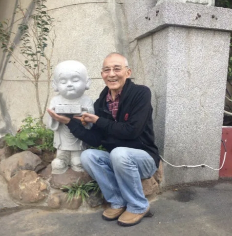 “济公”游本昌去世细节曝光，去年年初因慢阻肺被下病危通知书。
谈及生死，游本昌非常豁达：不为生命的维系.......
网上有人骂：游本昌病危不插管，儿女是不是不孝？我劝你先别急着喷。
女儿游思涵签不创伤性抢救那天，不是冷血，是忍着泪尊重爹的意愿。老爷子自己说的：每个人活一次死一次，别拿仪器骗自己还在