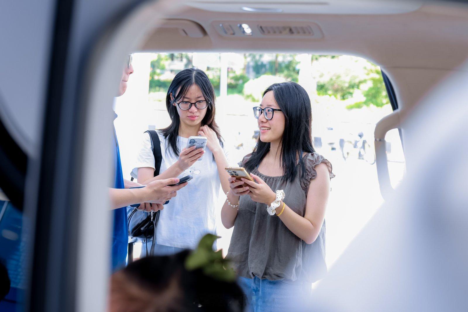 双厨狂喜，小米澎程和宜家搞上联动了。

小米澎程N90这大空间，还能变18种内部场景，这不就是车轮上的宜家样板间吗？

以前觉得车就是车，能跑、好开、不出毛病就行。

但澎程车内空间能变来变去，带孩子出门一个布局，带宠物出去又一个布局，甚至想装点大件还能切换储物模式，突然觉得把他叫交通工具 ​
