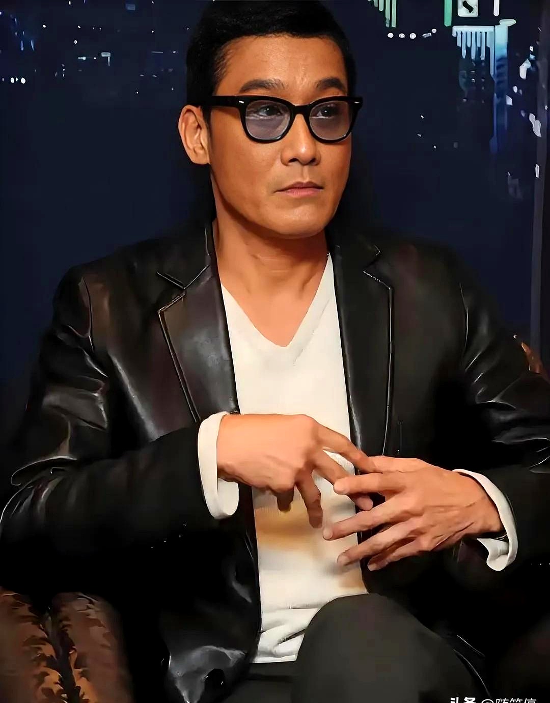 影帝梁家辉这段话，直接撕开了一帮明星的遮羞布。
 

他在镜头前直言，香港街头根本没人围观艺人，大家最尊重的是医生、老师和科研人员。明星跟老百姓的生活没有一毛钱关系，普通人干嘛要赔着笑脸去奉承？
 

周润发坐地铁、刘青云在菜市场挑鸡，市民擦肩而过连头都不回。反观某些人，演技没见多高明，出门十几个黑