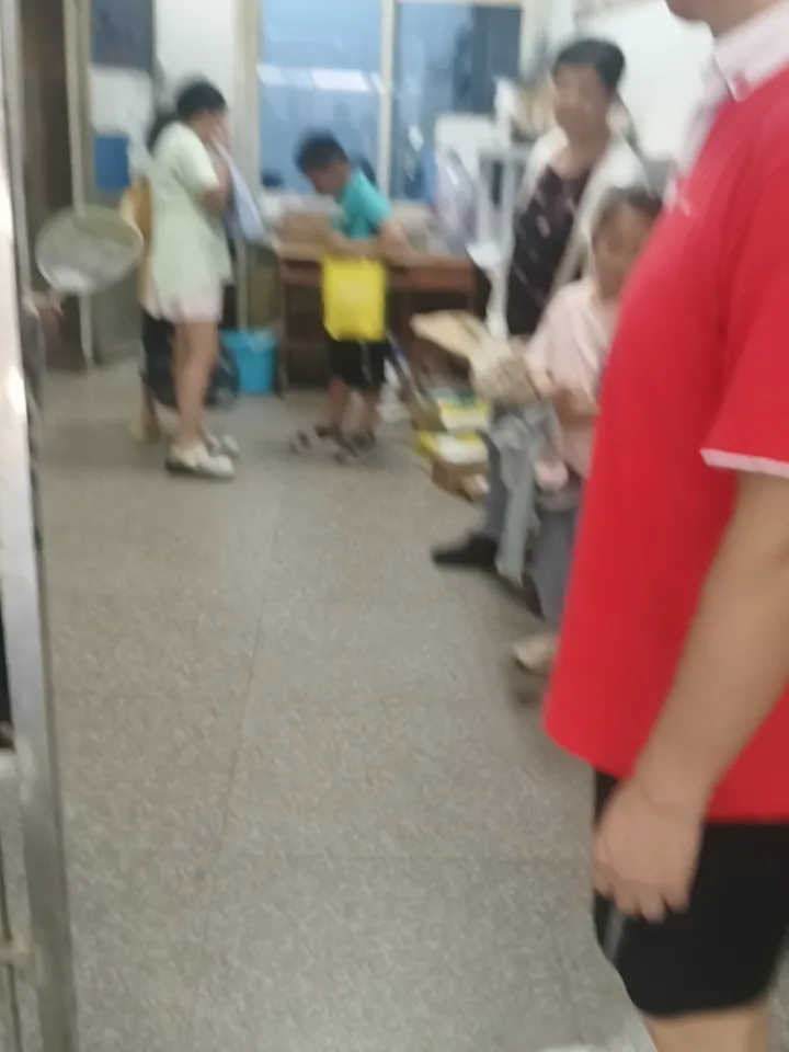 学生放假不堪重负补课太多。