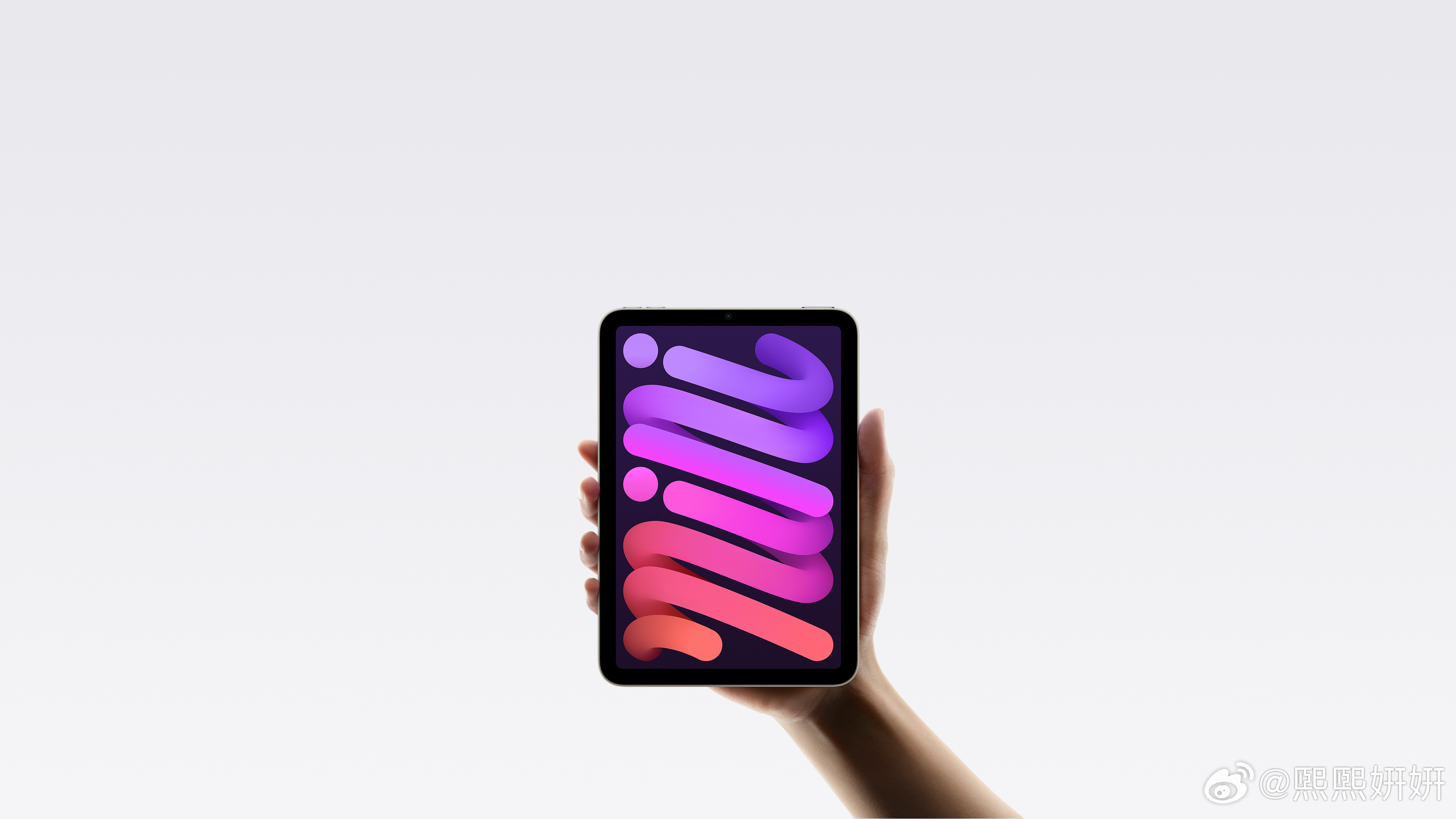 据ZDNet报道，受折叠iPhone需求上涨，以及OLED屏幕进一步下放至iPad全系列产品的带动，三星显示正准备在明年大幅扩大面向Apple的OLED面板出货规模。

这家屏幕厂商定下目标，明年为Apple的折叠设备与iPad供应约2400万块OLED面板，相较今年预计的约1000万块，规模翻番有余。

随着传统iPhone OLED面板出 ​