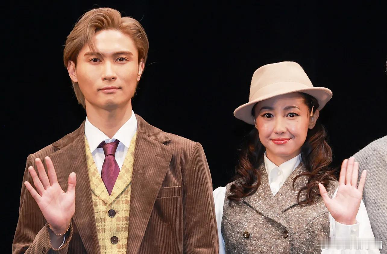 【#沢尻英龙华恋情曝光#】
沢尻英龙华与 A.B.C-Z 桥本良亮被拍到六小时连轴酒局约会，相差 7 岁的恋情细节曝光。

夜幕降临的涩谷，40 岁的沢尻英龙华身着一袭清纯白色长款连衣裙现身，头戴樱色帽子，依旧难掩出众外形。她径直走入街边一家高级意大利餐厅，隔着玻璃窗朝店内挥手，露出少女般的笑容。等 ​