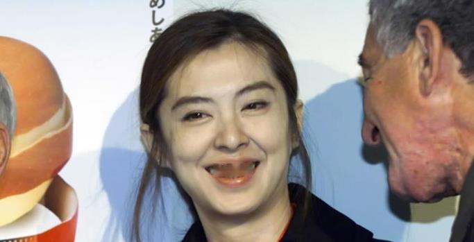 王祖贤60岁回应容貌变样，戳破的是我们拿19岁聂小倩囚禁一个真人的执念。她坐进李诞《互相关注》镜头里，没有哭惨也没有卖情怀，只说大家记忆停在她十九岁，可她已经走到六十岁。息影不是被情伤拖走，是片场车接车送、出门就被认出，反而问不出“我是谁”；如今肯把形象交给AI做手游，也不是缺钱复出，是想跟年轻人重