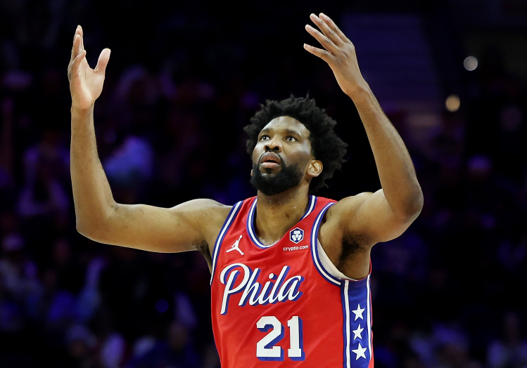 近日，前NBA球员“铁林”丹尼·格林在《Nba Today》节目中，谈到了恩比德的季前赛表现。

“对他来说现在还为时尚早。大多数超级巨星在尝试磨合时，都会经历一个摸索谁喜欢在什么位置接球的阶段。而且他现在的传球比平时多得多。他以后不会再做同样的选择或传球了。他会尝试多分享球，但他的核心角色依 ​