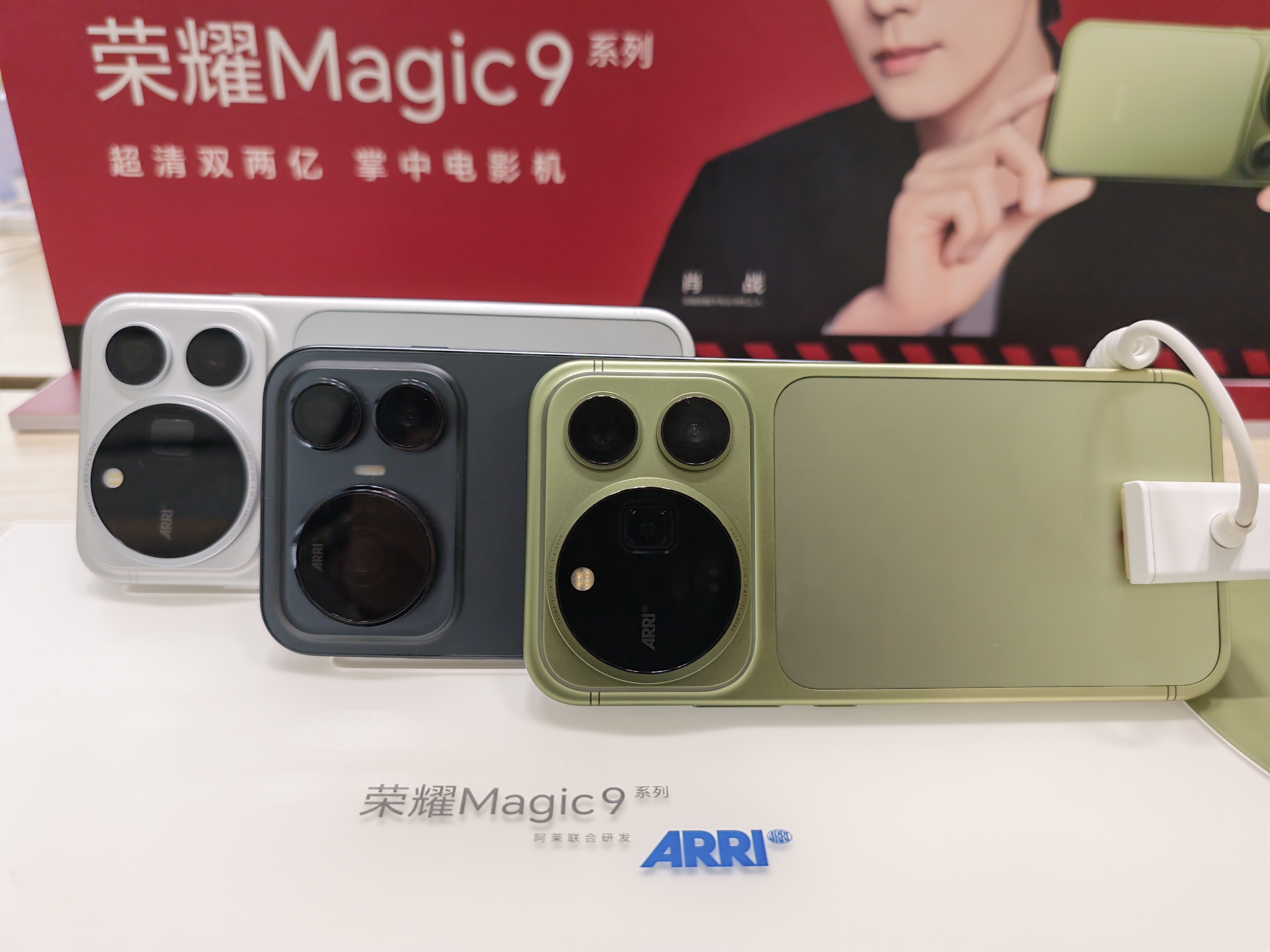 从荣耀目前已经公布的信息来看，Magic9系列把重点放在了几个方向：
阿莱电影影像、双两亿相机、超大电池、第六代骁龙8、MagicOS 11，还有双3D生物识别。
现在最值得等的，其实就是价格和具体机型配置怎么分。
毕竟参数堆得再漂亮，最后还是得看价格。
你觉得Magic9 Pro Max卖到多少比