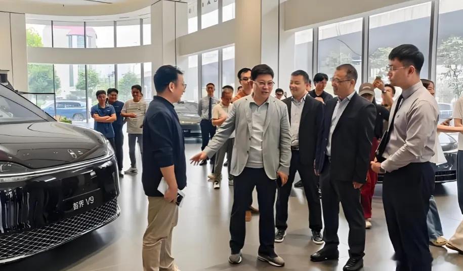 六个字，戳破了余承东的人设

余承东转发鸿蒙智行宣传内容，把工作人员的内部备注“余总转发文案”一并发了出去。删除、重发、自嘲“工作备注比正文还抢镜，已改”。处理干净利落，伤害却已造成。

余承东的公众形象，核心资产只有两个字，敢说。“遥遥领先”是他说的，“把BBA一把干掉”是他说的，骂 ​