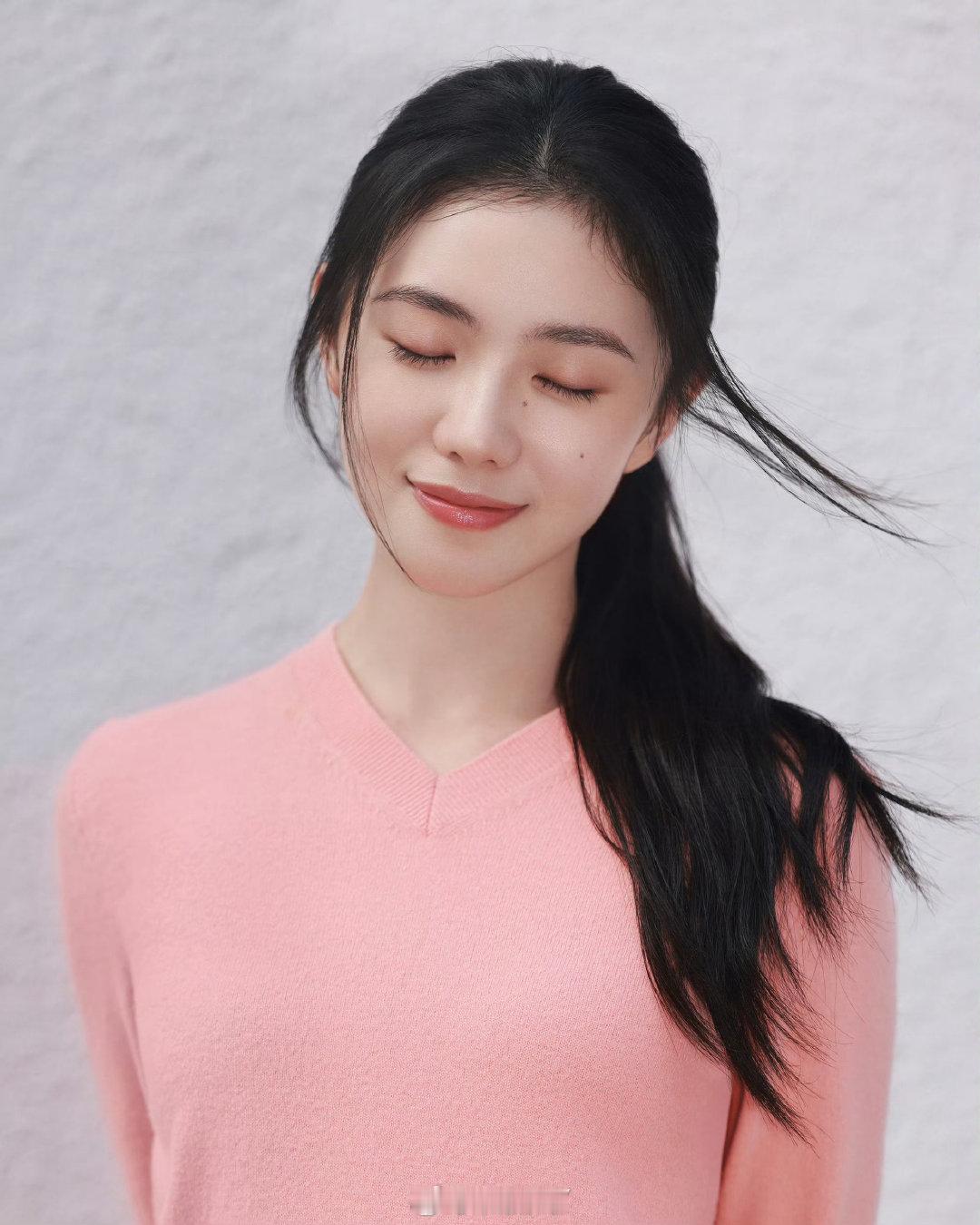 李庚希、李沁、刘柏辛、刘浩存、王源、赵今麦为即将到来的Miu Miu 2027春夏大秀拍摄了一组预热大片[照相机]#大秀直击##巴黎时装周##李沁赵今麦李庚希miumiu出图# ​
