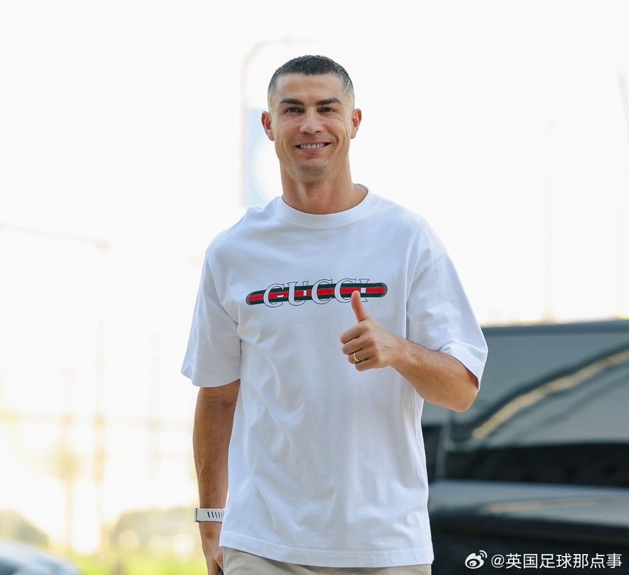 归队！利雅得胜利官方晒出了C罗返回球队基地的照片并配文：“史上最佳，在利雅得胜利。”

照片中，C罗面带笑容，发型也从此前的金发换回了黑发。#C罗黑发回归##C罗[超话]# ​
