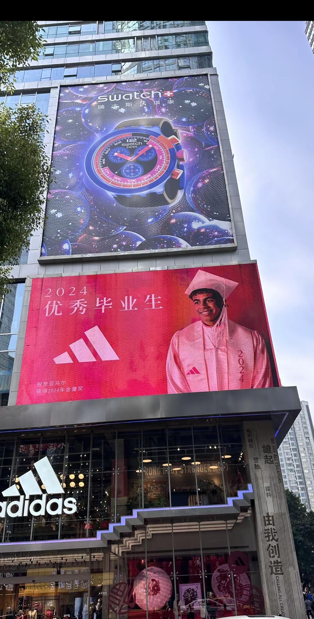 翻到24年的照片。那时候的亚马尔好青涩呀，这表情还怪尴尬的，一眨眼都拿世界杯了阿迪达斯 亚马尔 足球春熙路太古里