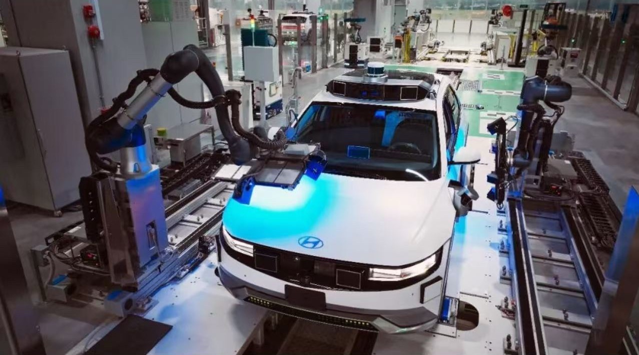 #现代汽车# 日前，现代汽车发布声明称，其8月全球交付量同比大跌14%，至288,574台；其中本土市场销量同比暴跌41%，是拖累整体业绩的主要因素。现代汽车相关代表表示，这是该公司2022年初以来的最低月度销量。据悉，该数据不含起亚的销量。尽管现代汽车上周终于与工会达成协议，但在此之前，双方就薪酬 ​