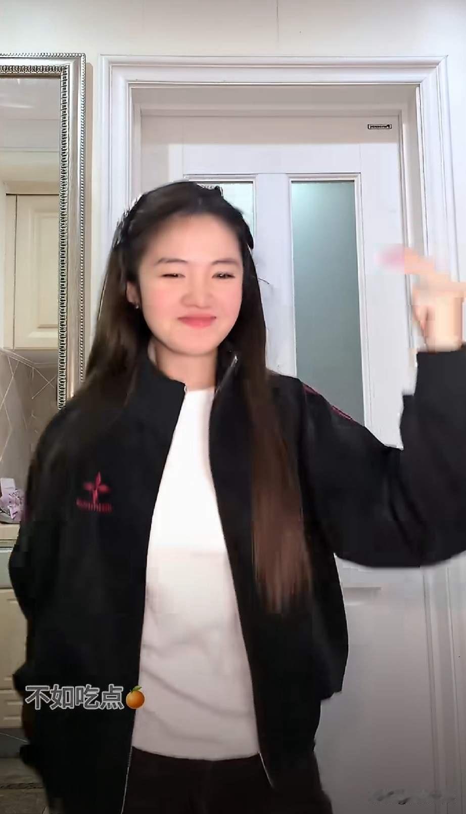 李勒优一个人啃剪辑教程， 这才叫各走各的！
优优一个人跟剪辑软件较劲，手势舞翻来覆去拍，想记录点日常还得自己现学现卖。
以前视频看着挺顺眼，现在自己上手才知道，那些画面背后是有人在托着的。

剪辑这关都过不去，到底是那几年没学会，还是有人压根没打算教，外人说不清，但差距摆在这儿。

这 ​