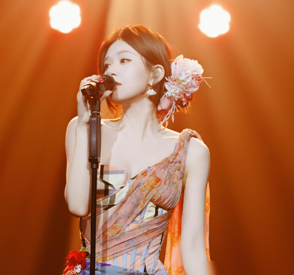 12，000张票，38秒清零。
赵露思5月9日曼谷这场Stay Romantic，把Impact Arena塞得满满当当。连唱18首，中间还插了段川剧变脸，门票最高卖到9200泰铢。
王嘉尔更狠，《MAGICMAN2》全球首站直接放曼谷，10月3日、4日连开两场，24，000人挤爆现场，两场全售
