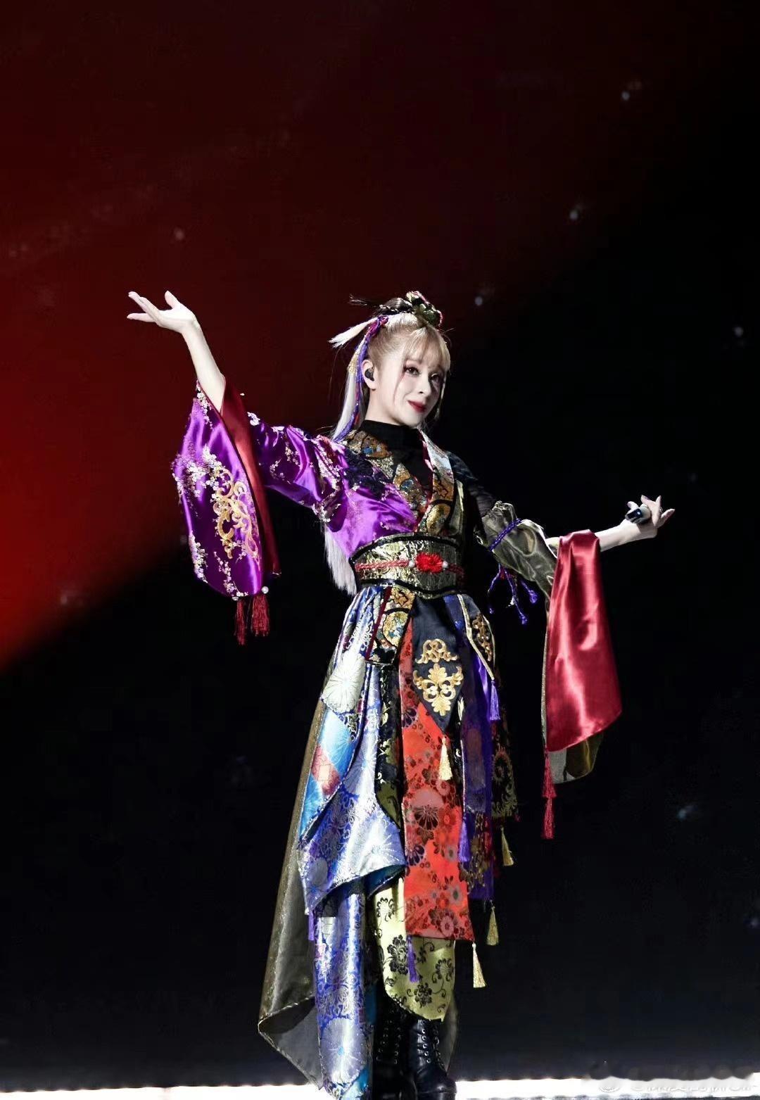 浪姐才是真正的《再见爱人》。
参加过节目的姐姐，黄圣依离了，龚琳娜离了。
现在美依礼芽也离了。