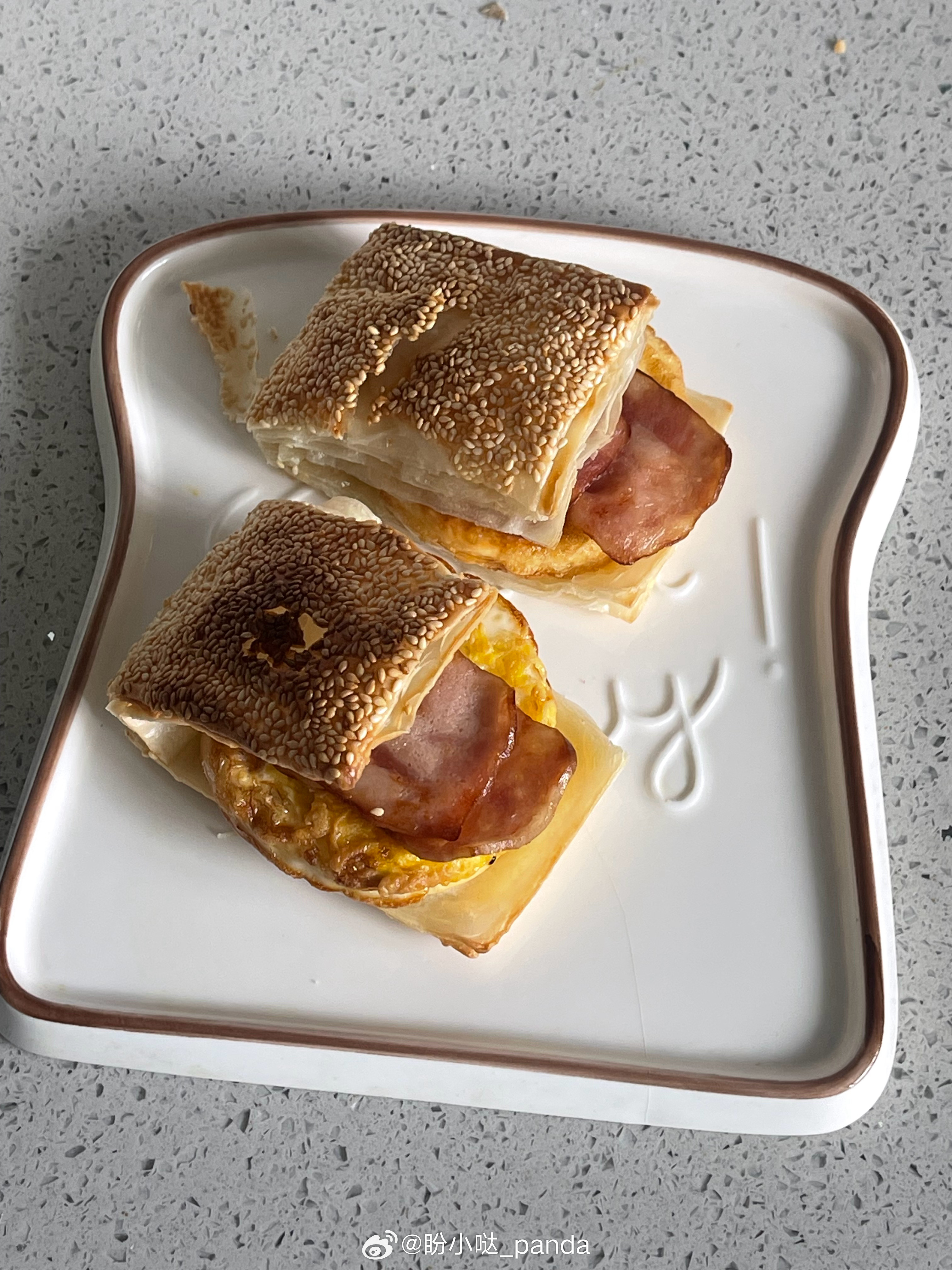 今天的早餐：培根阳光蛋法风烧饼（自制）、抹茶酸奶水果碗  感觉3天是一...