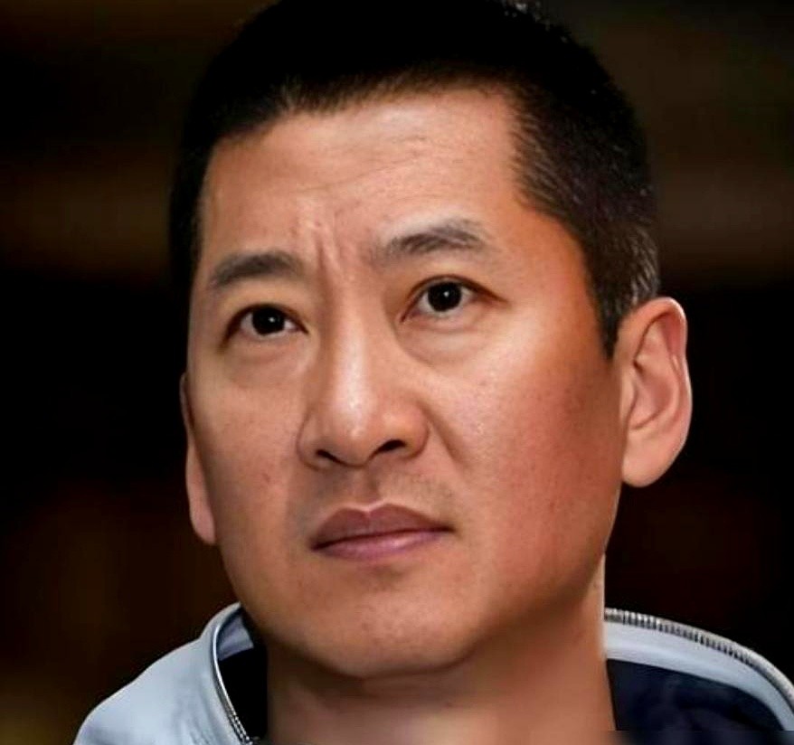 56岁的周杰直言这辈子不打算结婚了，理由就一句：父母走了，连家都没了，除夕夜都不知道去哪。

当年“舌吻”争议缠身，2017年他发长文反问“真被强吻怎么不当场翻脸”，可惜戏约越来越少，根本没人在乎真相。

但他澄清自己不是被封杀，是早就不想拍了。如今直接在五常包了上千亩地种有机大米，一天吃一顿，活得