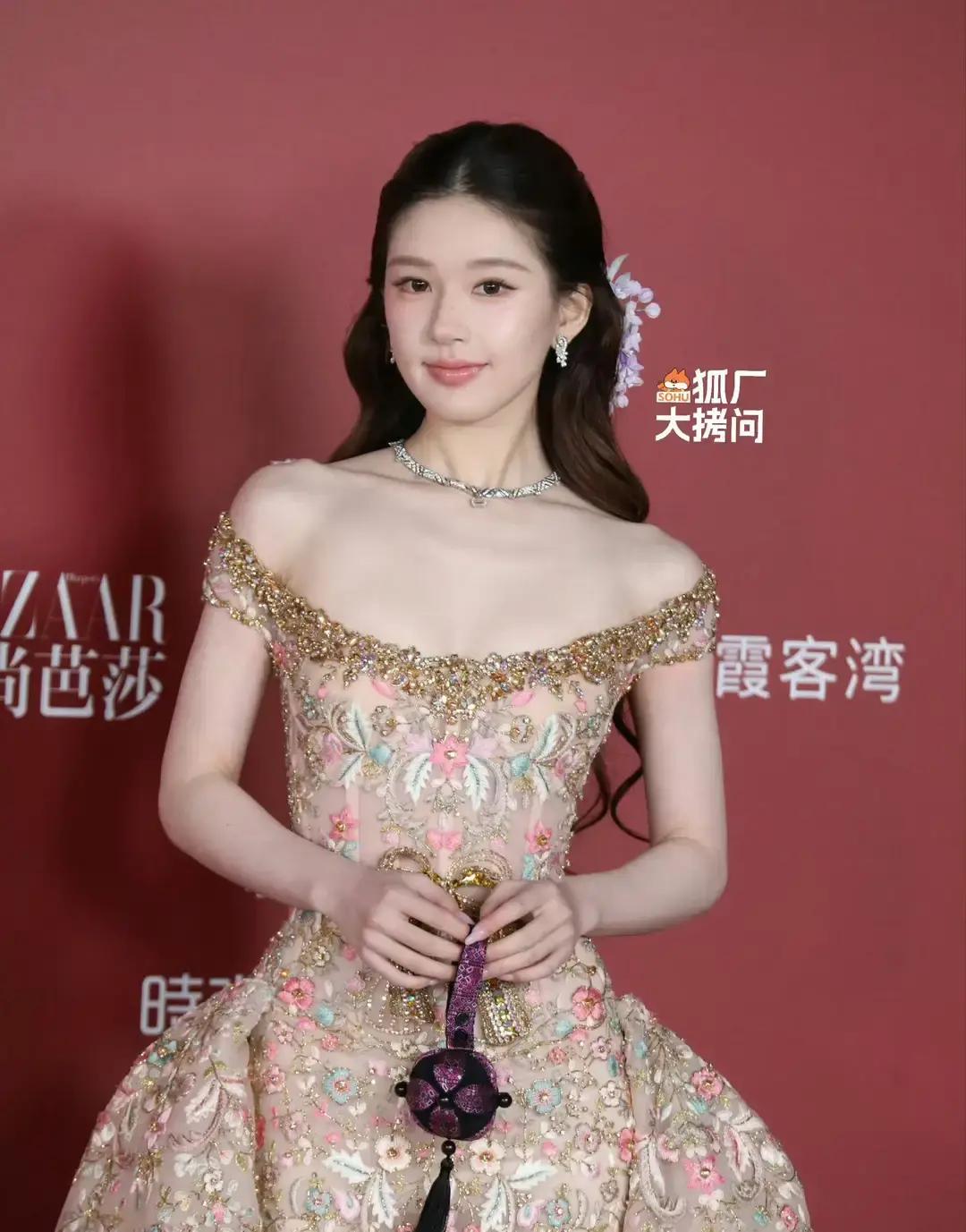 赵露思自掏腰包砸几十万买高定走红毯，换来的不是品牌官方的排面，而是一家婚纱店的认领。
这事搁在向来捧高踩低的名利场里，尴尬程度甚至远超红毯生图翻车。
芭莎晚宴那两套重磅礼服，一套Elie Saab，一套祖海压轴款，穿出来时看着确实风光，本以为是妥妥的顶级待遇，结果转头就被人掀了底牌。
衣服压根