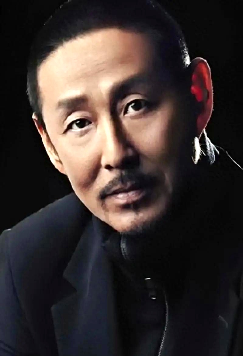 陈道明那句“我不羡慕当官的、有钱的，只羡慕身体硬朗、工资领到老”，戳中了多少普通人的心。年轻时总觉得钱和地位最重要，忙着升职、赚钱、买房，熬夜加班也不当回事，等身体亮起红灯才发现，银行卡里的数字，换不回一口气，也换不回陪家人散步的身体。
 

人到了一定年纪，羡慕的早就不是谁住豪宅、开豪车，而是收入