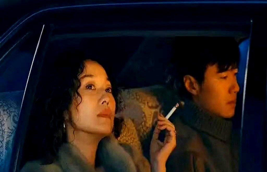 马伊琍这次真把观众的魂儿给拽住了，跟刘阳那几场戏，绝了。

案情一出，陈红的眼神像刀子一样飞过去，刘阳硬是连退半步。屏幕外的观众连呼吸都跟着放慢。

两人因为一桩案子死死绑在一起。没有撕心裂肺的嘶吼，全是暗流涌动的拉扯。马伊琍连眼角的一下抽动，都在往外倒心眼子。

比起那些一碰就碎的病弱白月光，陈红