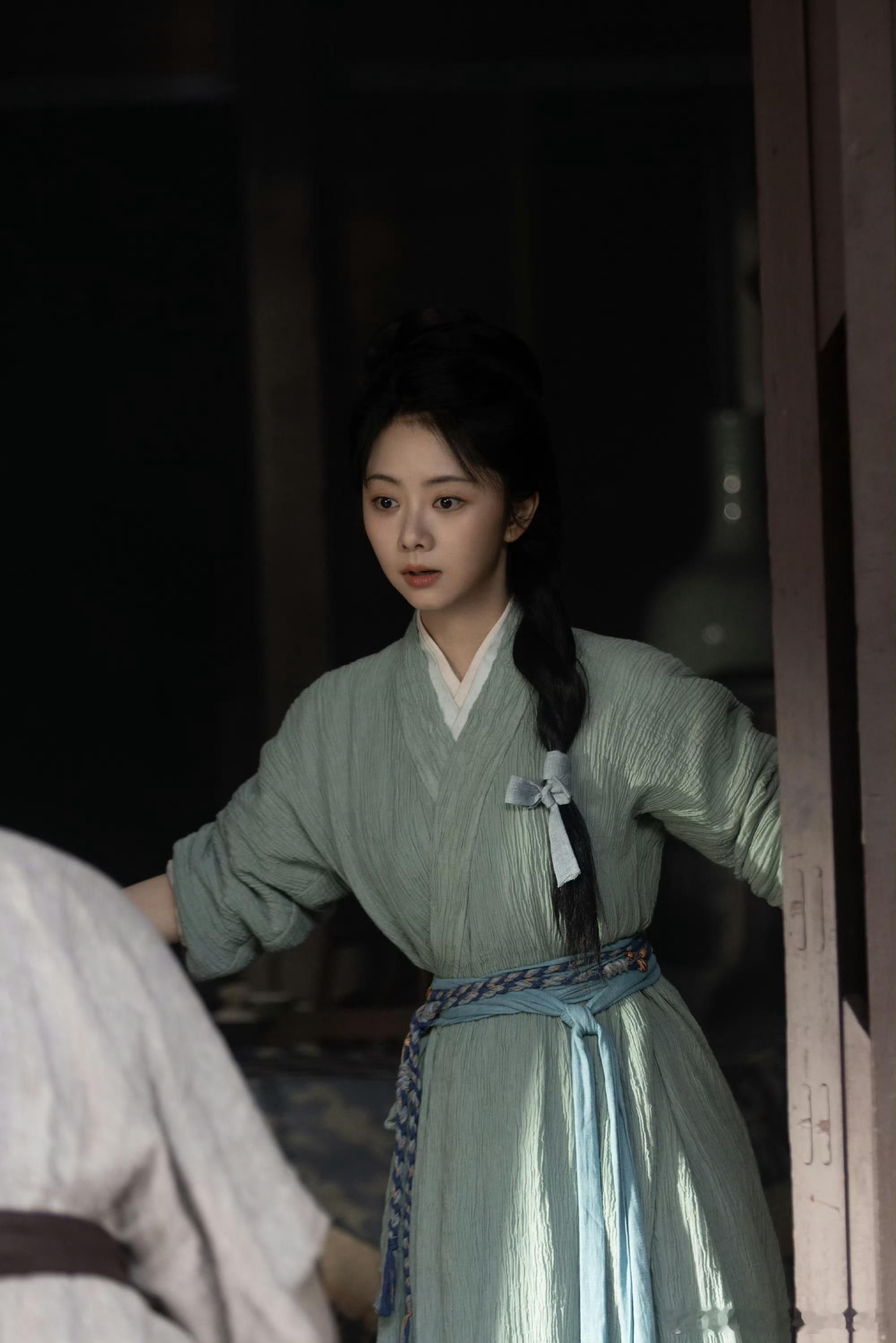 #谭松韵兰香如故##许兰香#

开播五天，热度破30000，央视收视登顶，豆瓣开分8.2。

谭松韵这次演了一个“不响”的女主。

没有重生记忆，没有复仇金手指。家族灭门，她顶替丫鬟身份潜入仇人家，住四人间，烧水采茶，见男主连头都不敢抬。

别人演大女主是“打脸升级”，她演许兰香是“收着演”。谭松韵 ​