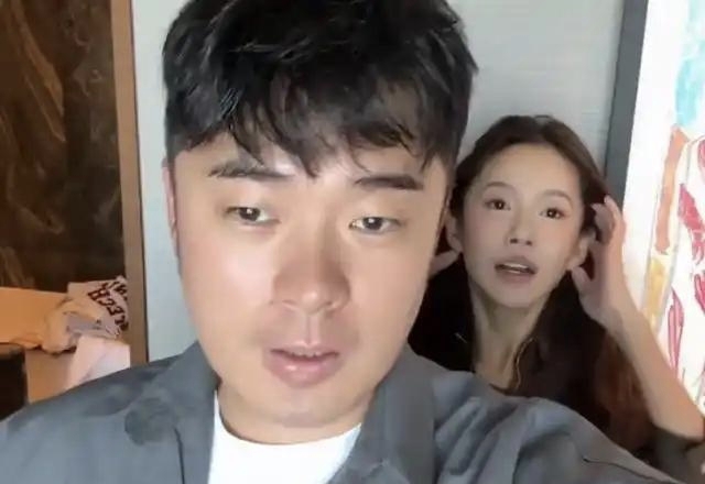 说实话，刚刷到张子萱那个vlog的时候我整个人都无语了。她在视频里说她父母来北京，一家四口住酒店，因为“买不起大的”。结果评论区炸了，好多人直接开骂，“陈赫那么有钱不给你爸妈买房”“装什么穷”。但我看了几篇报道，发现根本不是这么回事。报道里说的是，张子萱她父母住的是西城区胡同里60平的老两居，不是买