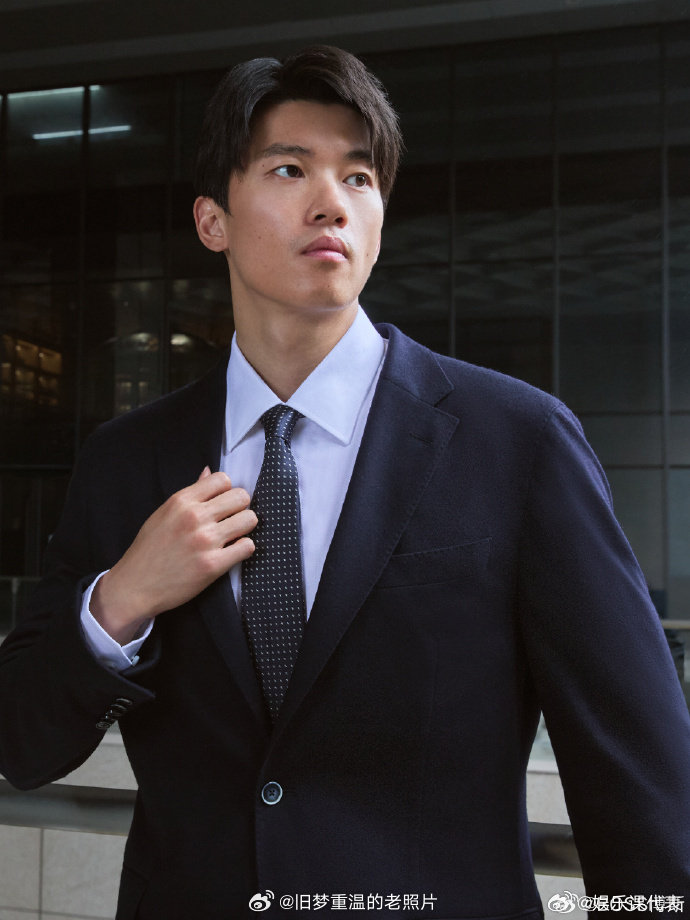 #BOSS西装男团阵容# 镜头捕捉到汪顺、张新成、何润东的西装现场。三人状态稳定，体态舒展大方，不靠夸张造型博眼球，凭借自身气场驾驭西装，把属于成年人的内敛帅气完美展现。 ​（​