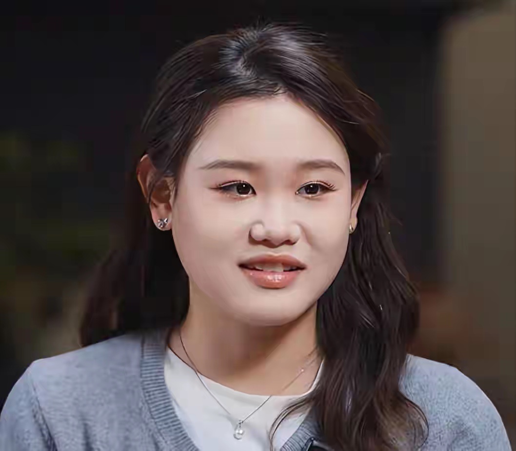 我认为，张家齐和全红婵最大的区别，从来不在跳台上。
全红婵在爱里长大，那个爱里有一条清晰的底线：家里的事家里扛，你只管跳你的水。所以她敢松弛、敢做自己、敢在全世界的镜头前说“我要赚钱给妈妈治病”。
张家齐在管控里长大，那个管控打着“为你好”的旗号，却把她的钱、她的选择、她的生活方式 ​