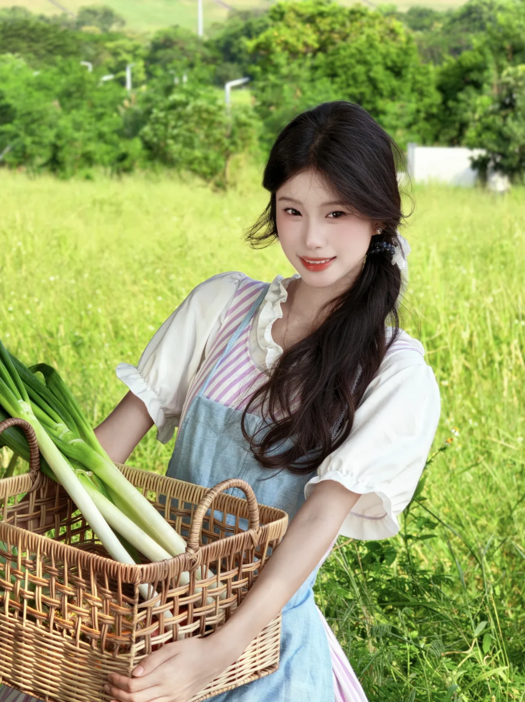 下午在田野里遇到一位美丽姑娘