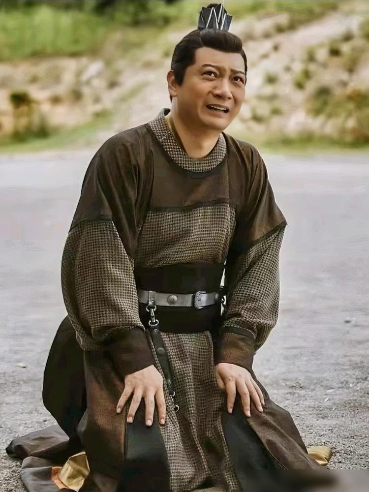 汤唯前男友被记者堵着问《色戒》，电话里只撂下一句我电话没电了，ok，byebye。
这男的叫田雨，跟汤唯好过三年，都快领证了。结果电影一拍完，汤唯单方面宣布分手，媒体全在猜是不是那几场戏把人看崩了。
后来记者追着打，问一句关于她的事，田雨就一句我不想说了。再问，直接挂电话。
你看，当年闹得满城