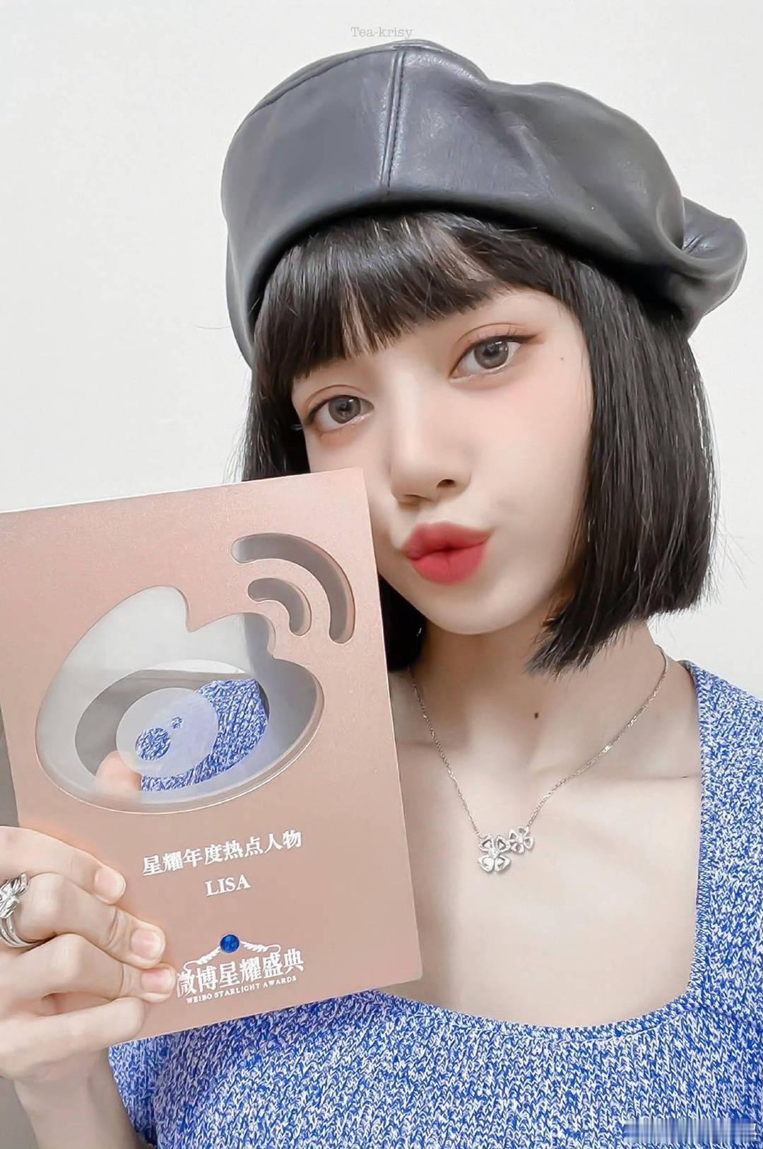 #LISA[超话]##lisa kpop女永一# 

好可爱的一张图😭💕 ​