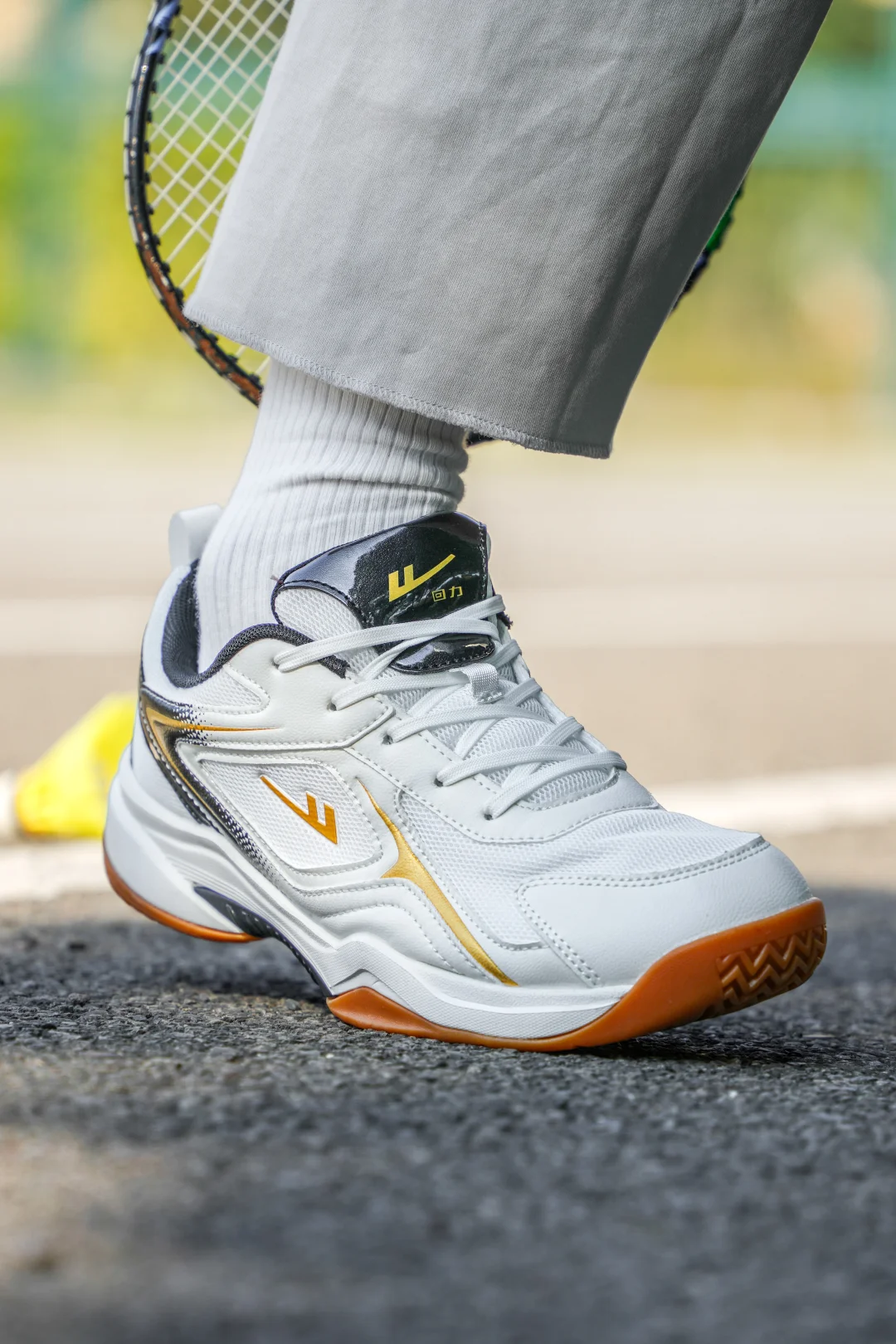 求人指导一下回力羽毛球鞋是啥水平？