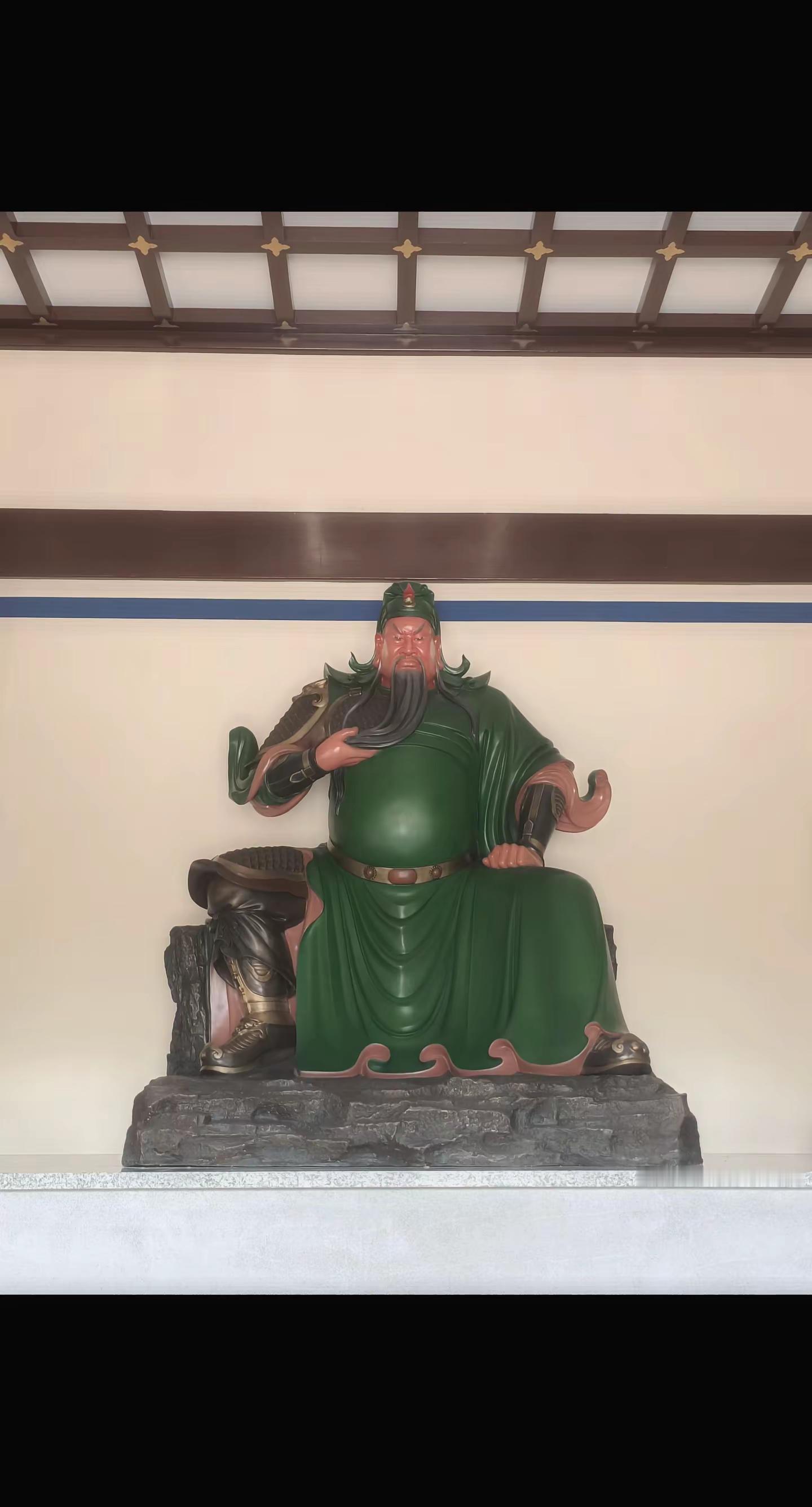 关圣帝君（关羽 · 关公）关羽，字云长，三国时期蜀汉名将。本是历史真实人物，因一生重信义、守承诺，后世不断加封，慢慢由名将演变为全民供奉的神祇。造像解读 红脸：象征赤胆忠心，赤诚不二。长髯：美髯公，威严稳重。绿袍：经典形象，代表不忘初心。坐姿抚须：属于文关公民间认为关公管两件大事：一是信义，做生意讲